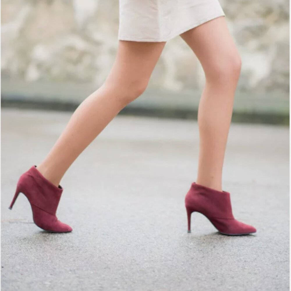 Zara women's ankle boots with heel. Burgundy color. EUC. Size 9 (US)